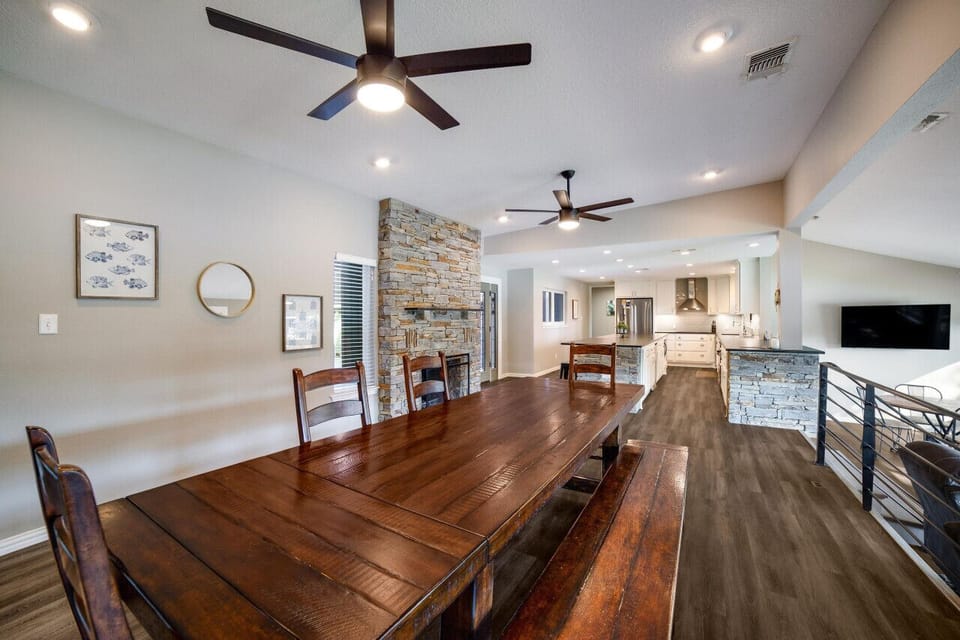 Dining table for 6 with lake views