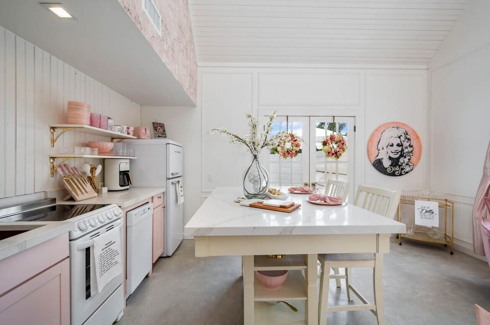 Dolly cottage full size kitchen and island seating