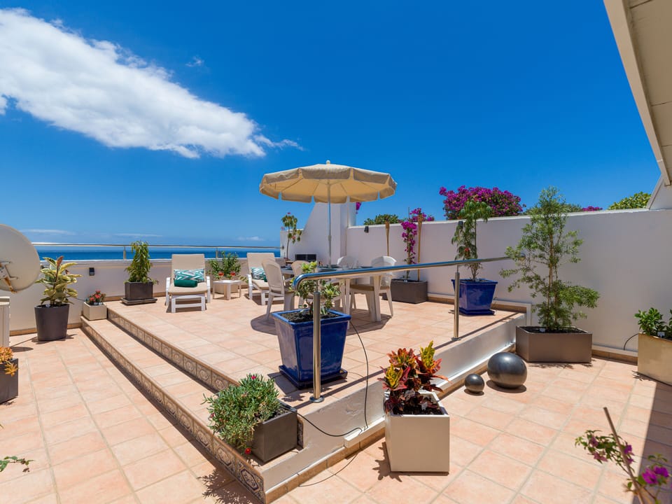 Private terrace and with sea view. 