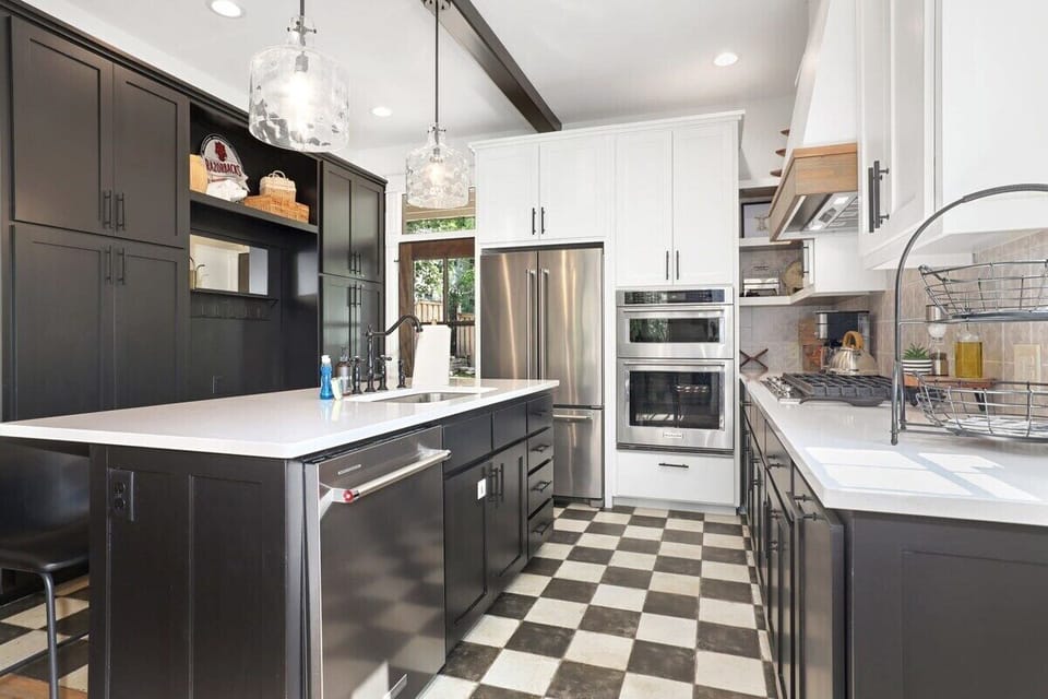 Enjoy our new Kitchen Aid appliances, including gas cooktop and other essentials.