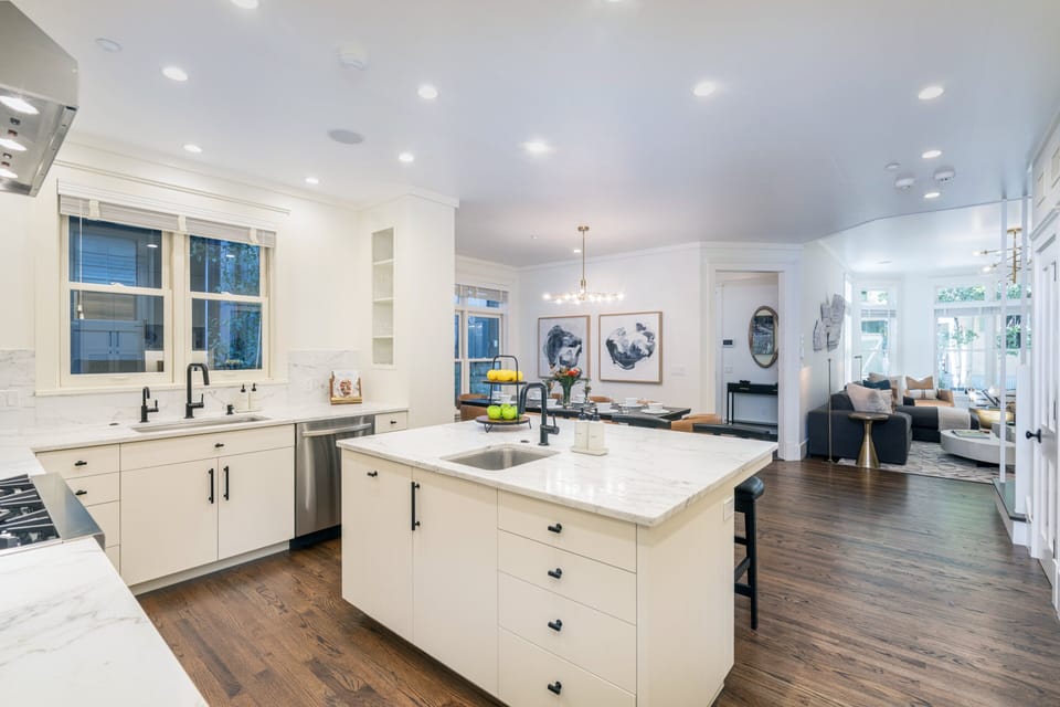 Perfect family dining and kitchen area.