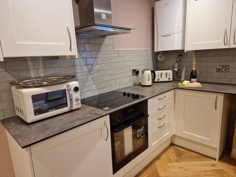 Dishwasher, electric kettle, toaster, cookware/dishes/utensils