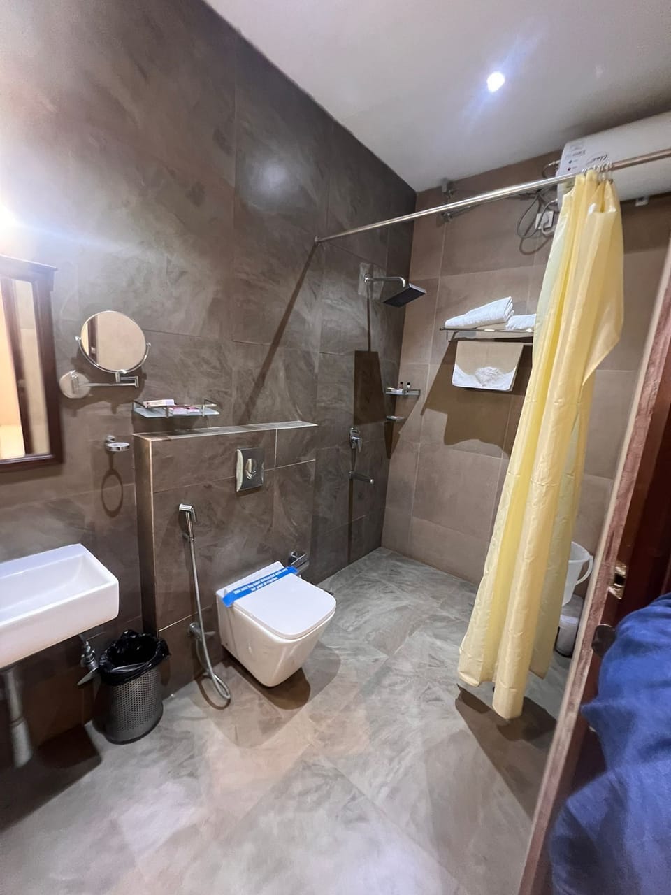 Superior Room | Bathroom | Shower, free toiletries, hair dryer, towels