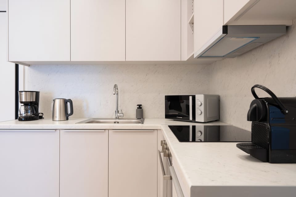 City Apartment | Private kitchen | Full-size fridge, microwave, oven, dishwasher