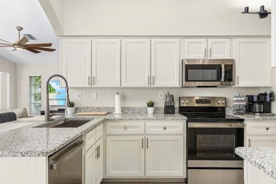 LUXURY KITCHEN WITH GRANITE COUNTERTOPS AND ALL NEW APPLIANCES 