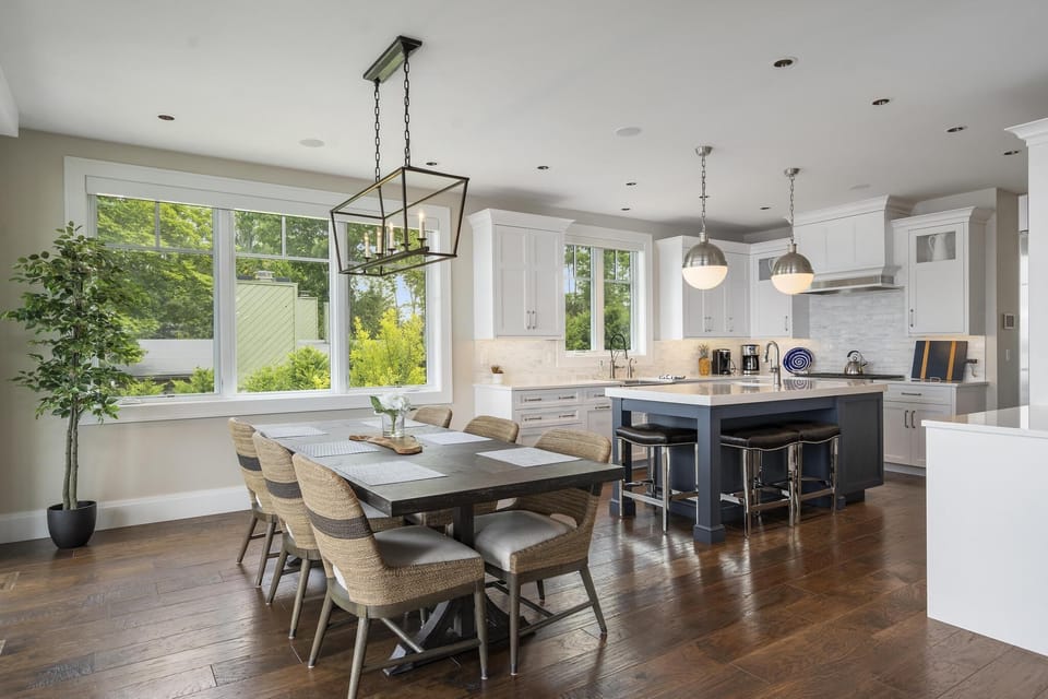 Custom Fully Equipped Kitchen & Dining Table (Seats 6)