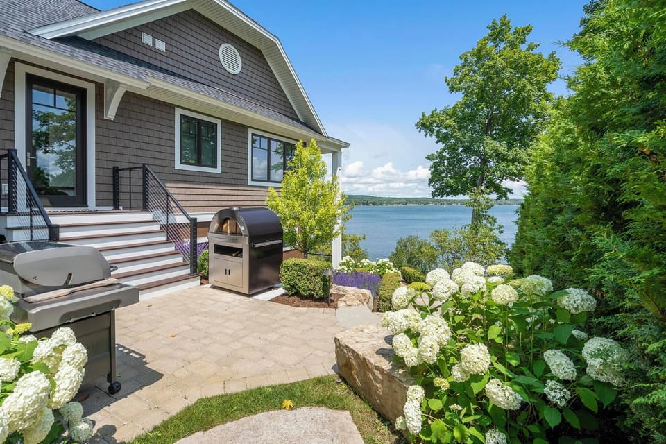 Outdoor Patio w/ Gas Grill & Pizza Oven