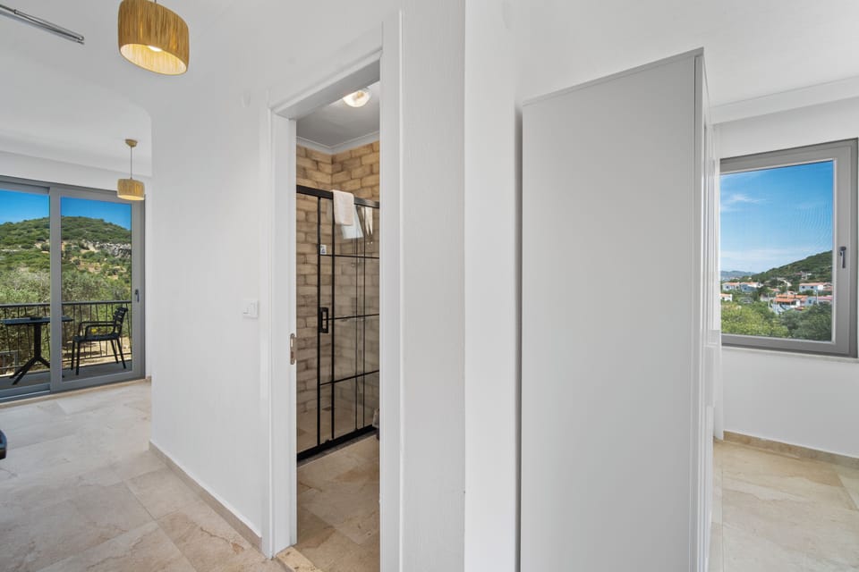Family Twin Room | Free minibar items, bed sheets