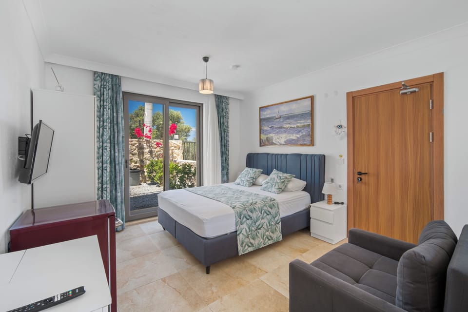 Deluxe Suite | Free minibar items, bed sheets