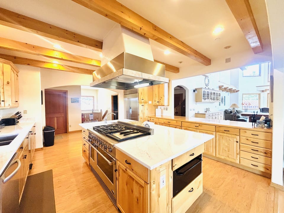 House, 6 Bedrooms | Private kitchen | Coffee/tea maker, fridge, oven, toaster