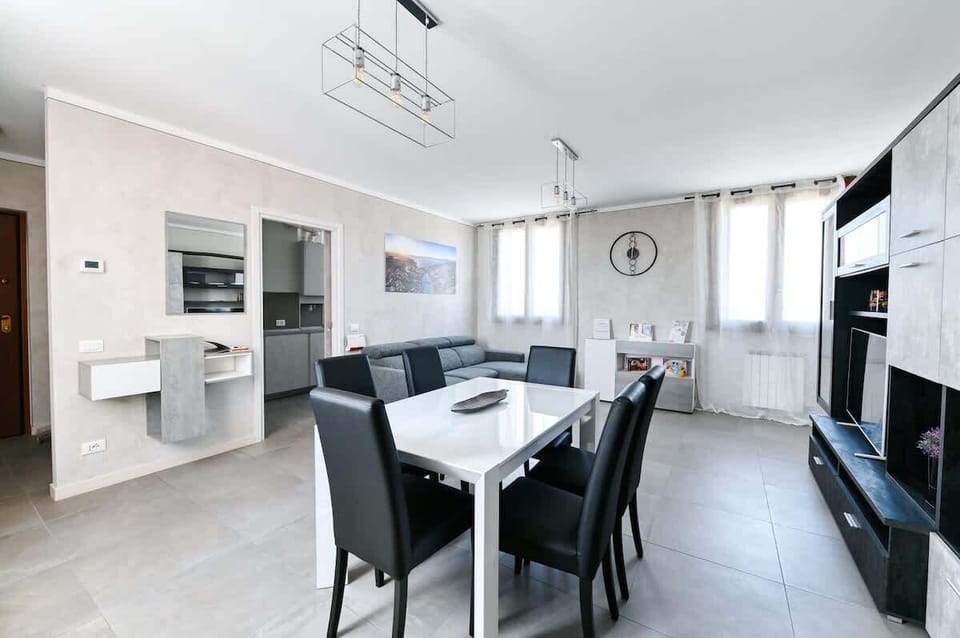Zona Living con divano letto, mobile con Smart TV 55", tavolo da pranzo allungabile per 6 persone, climatizzatore Daikin