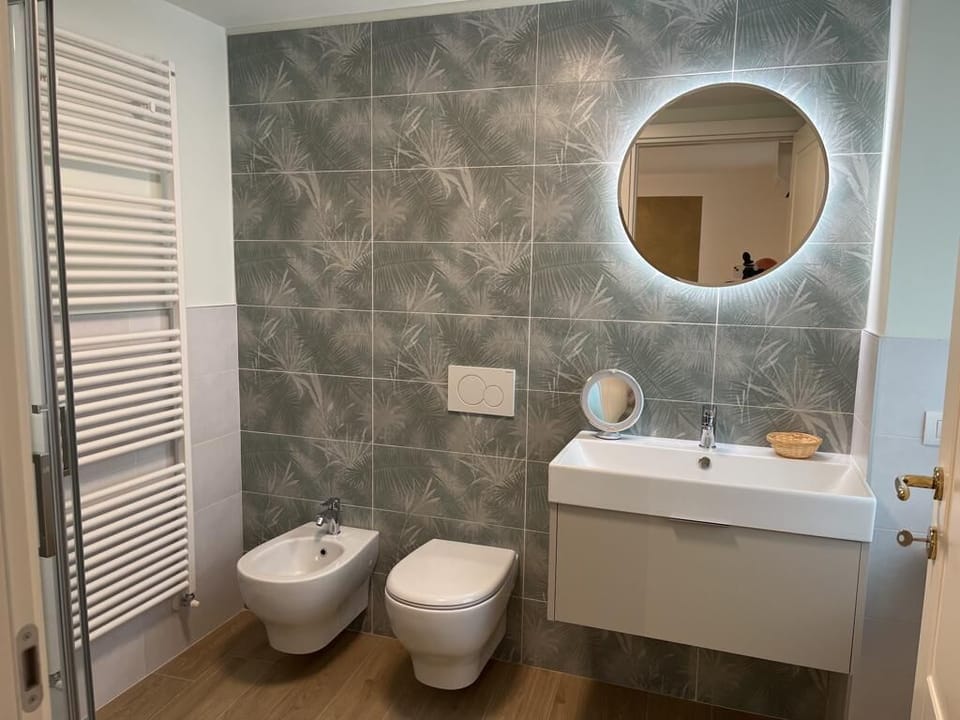 Classic Double Room | Bathroom | Shower, rainfall showerhead, designer toiletries, hair dryer