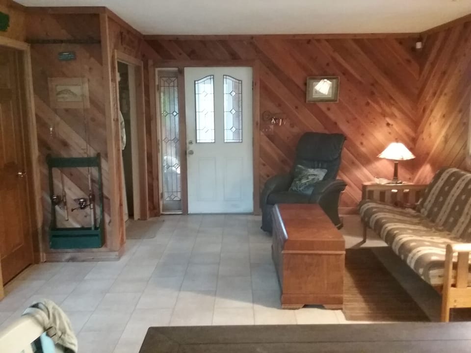 Front entrance w/futon