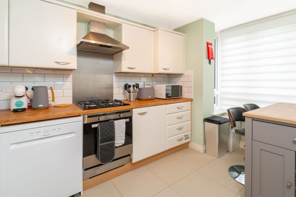 House | Private kitchen | Fridge, microwave, oven, stovetop