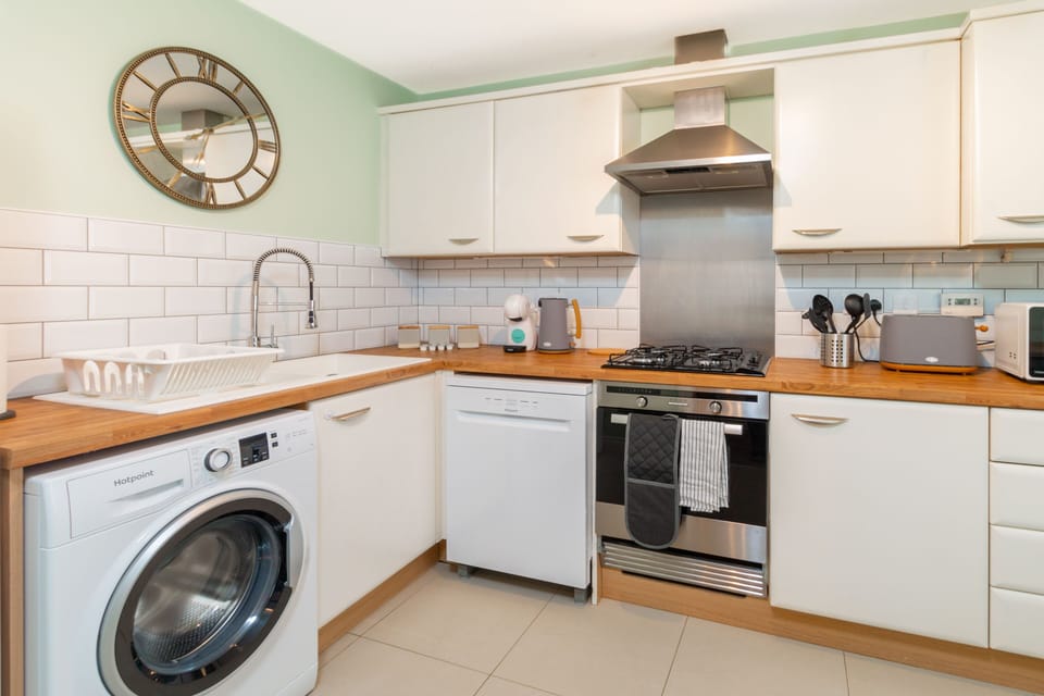 House | Private kitchen | Fridge, microwave, oven, stovetop