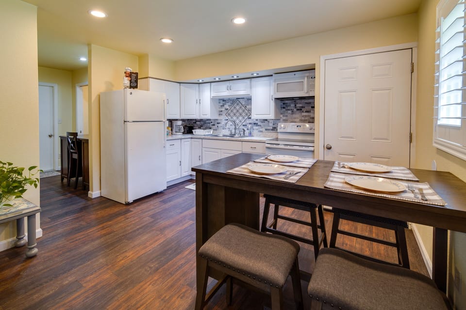 Dining Area | Dining Table | Dishware/Flatware