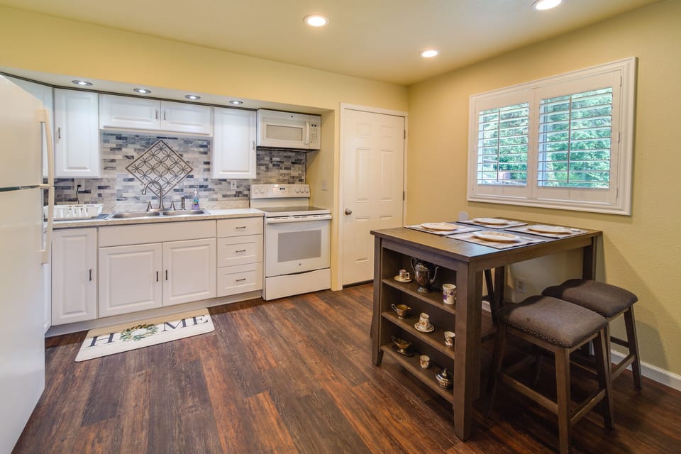 Kitchen | Free WiFi | Central Air Conditioning