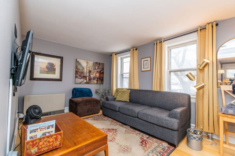 This unit, located a short walk from the heart of Burlington, has everything you could need to enjoy your time in comfort