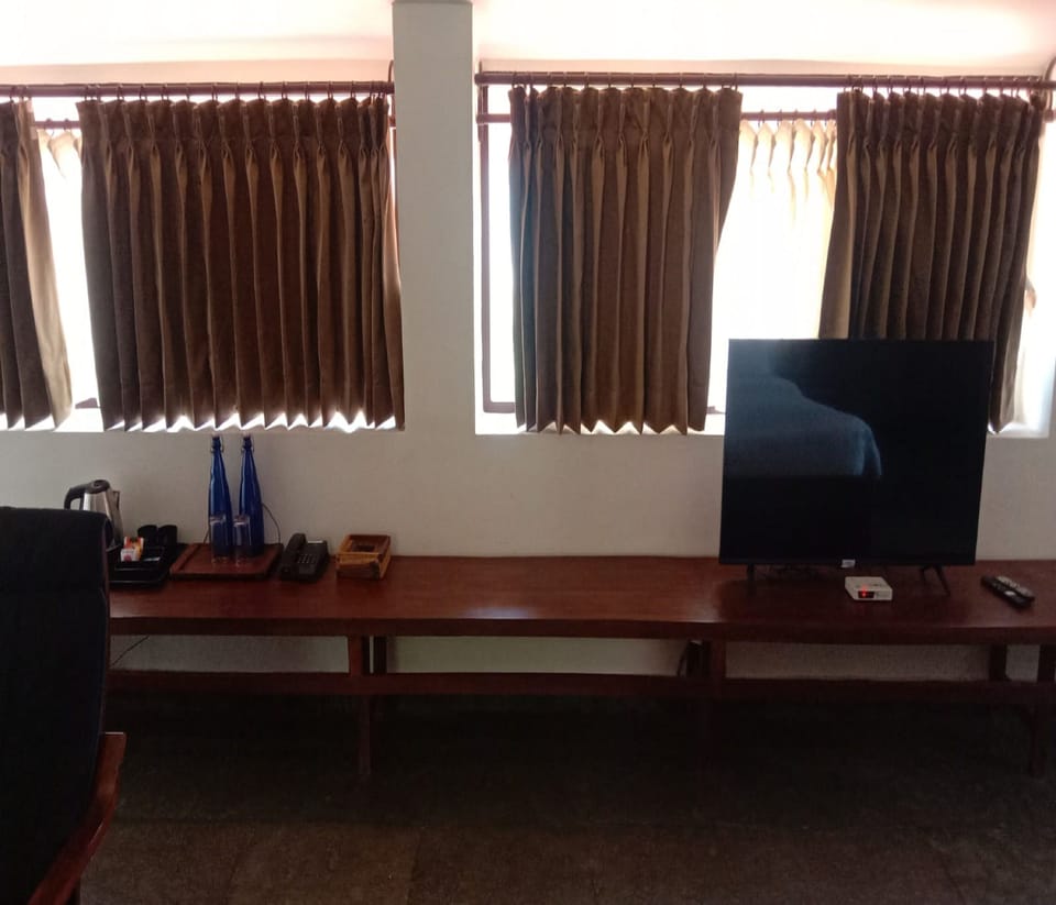 Executive Suite | Premium bedding, desk, free WiFi, bed sheets