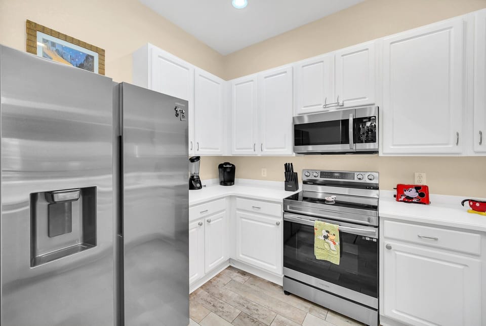 Full kitchen with new stainless appliances