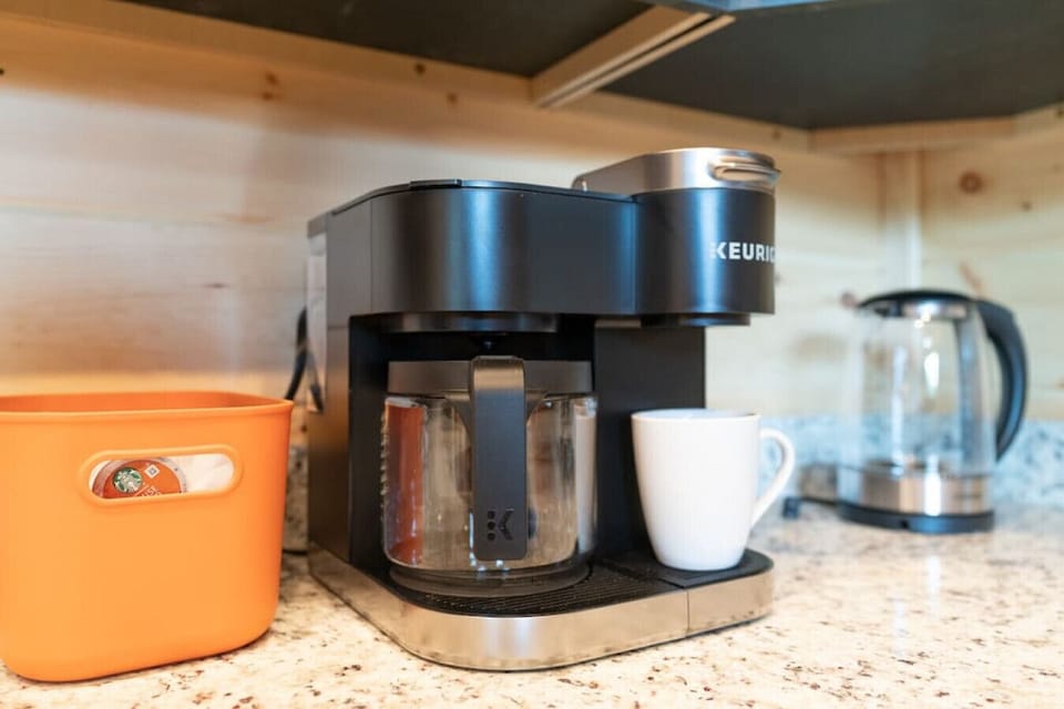 Dual easy to use coffee maker with ground coffee & coffee pods!