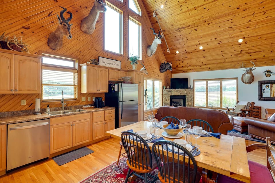 Dining Area | Dishware/Flatware Provided