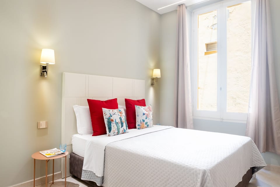 Comfort Room | Hypo-allergenic bedding available, minibar (free items), desk
