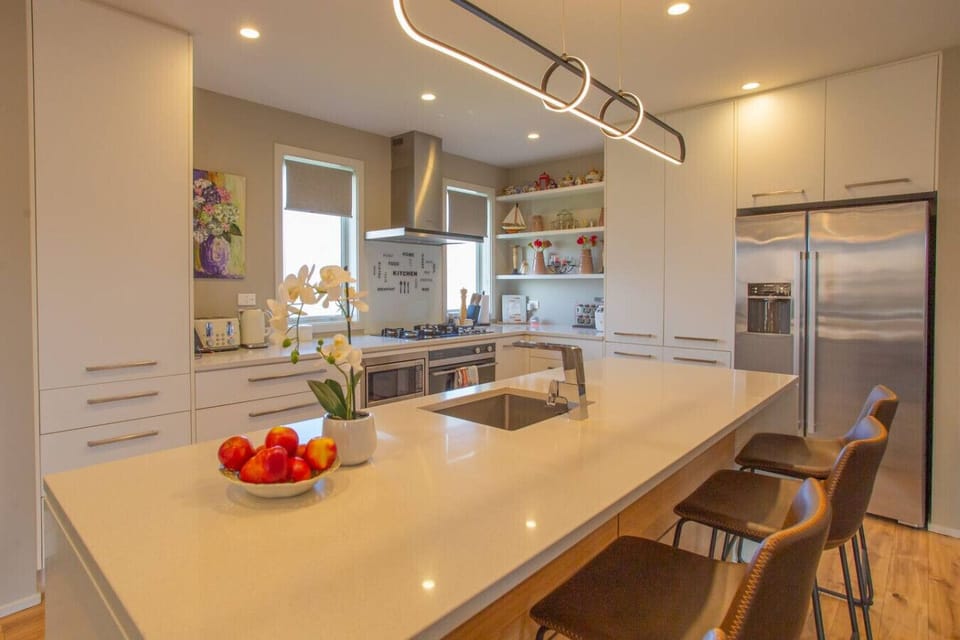 Kitchen island with four breakfast chairs.配有四把早餐椅的厨房中心岛