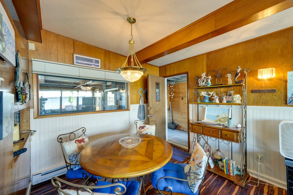 Dining Area | Dishware & Flatware Provided
