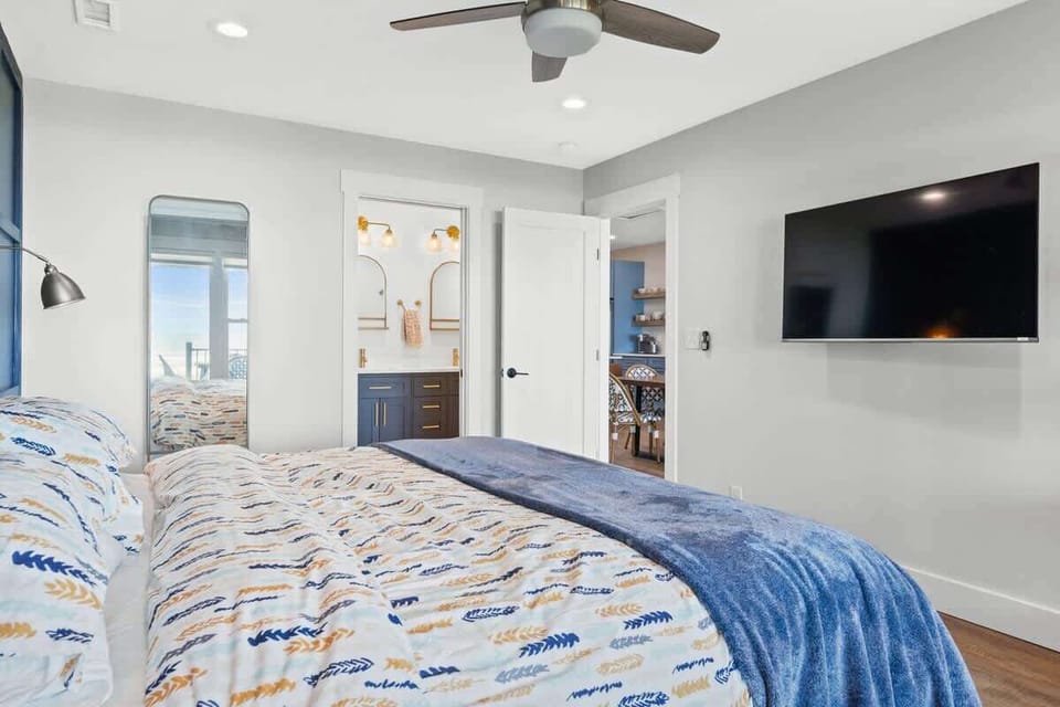 King bed, ocean views, private en suite bathroom- with walk in shower and double vanity