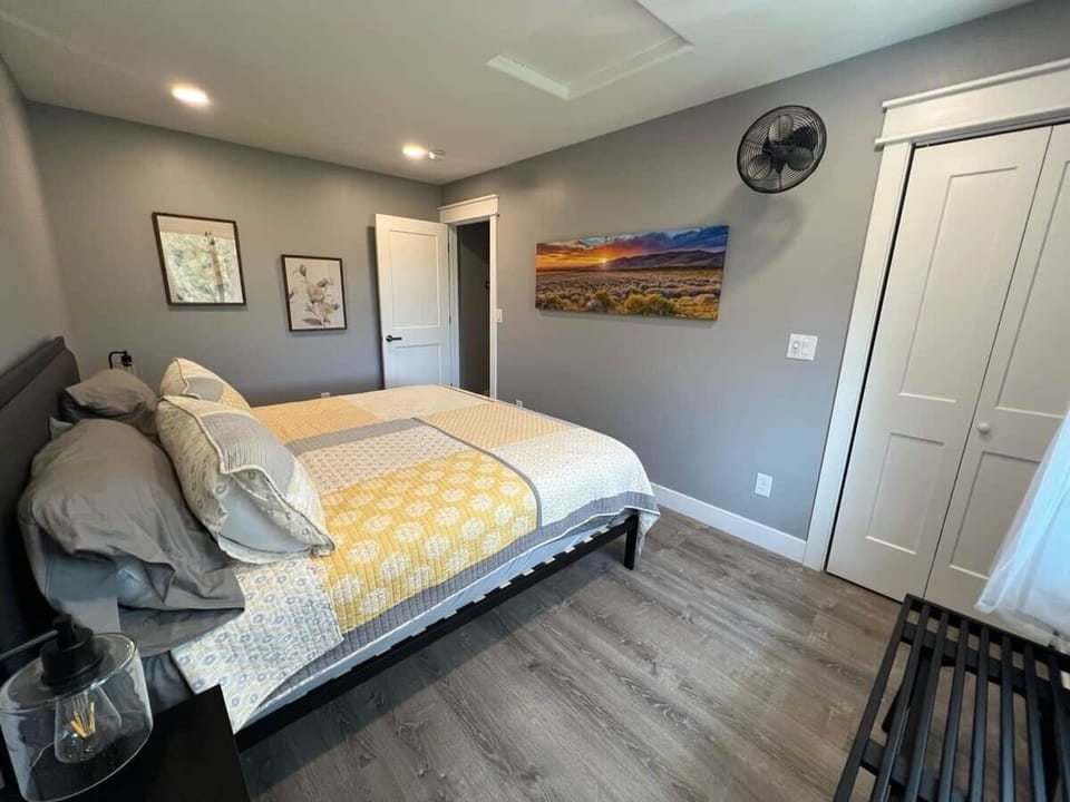 Upstairs king-sized bedroom
