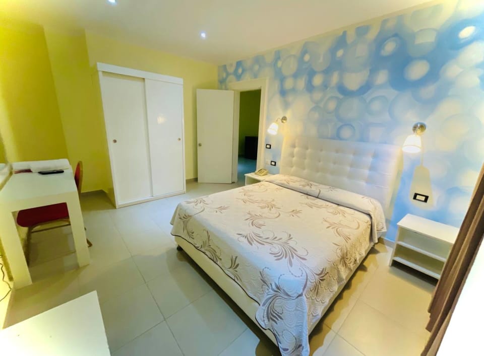 Premium bedding, down comforters, minibar, in-room safe