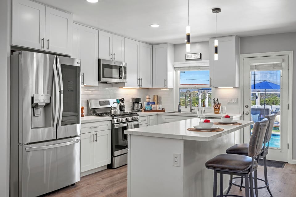 Sleek white cabinetry and modern accents create the perfect space for dining.
