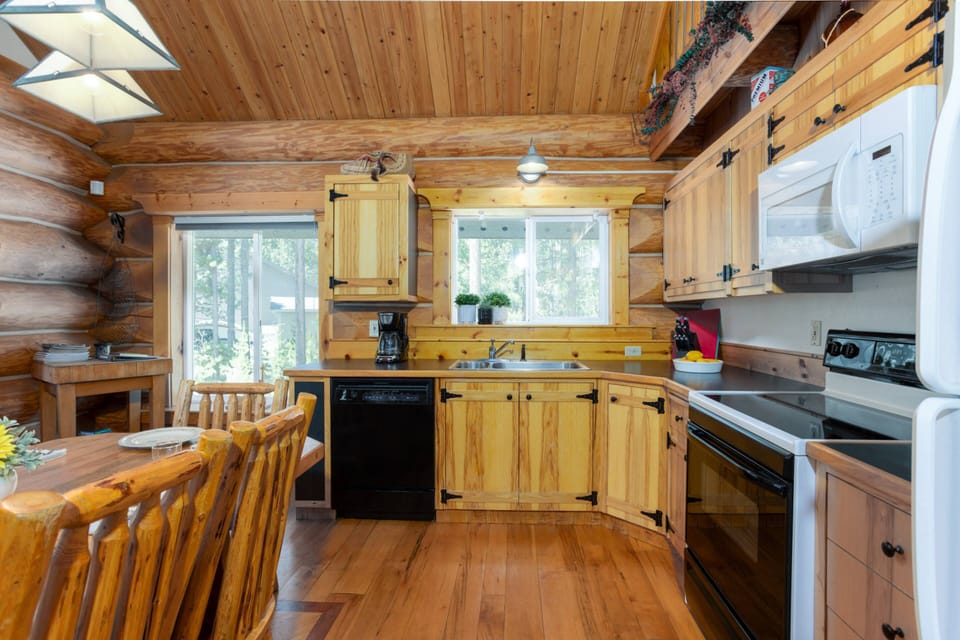 "Lovely house with lots of room to sit comfortably. Fully equipped kitchen, easy to make our meals." - Jo Ann