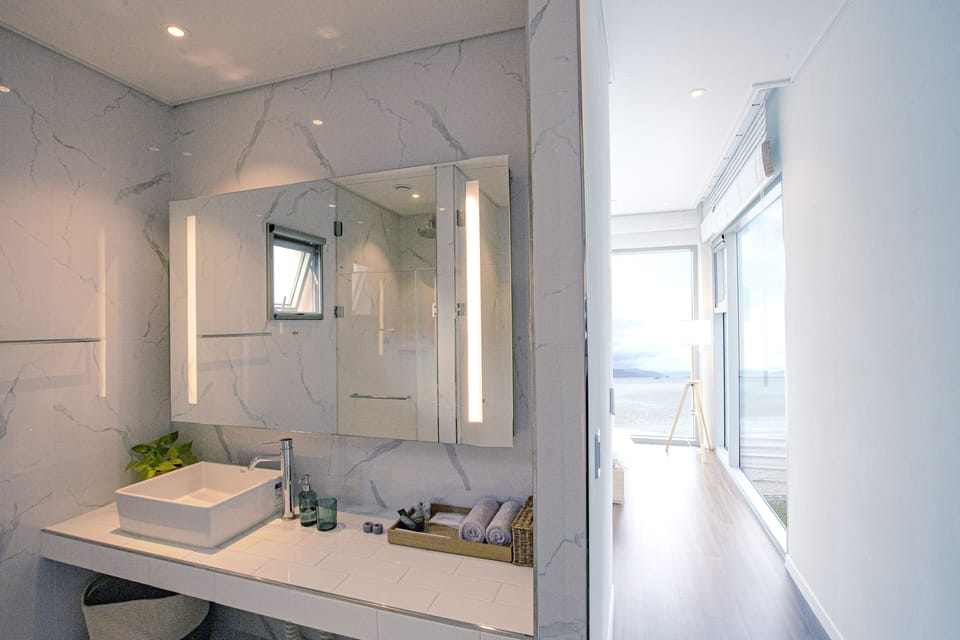 BAY591 | Bathroom | Shower, rainfall showerhead, free toiletries, hair dryer
