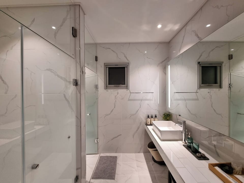BAY591 | Bathroom | Shower, rainfall showerhead, free toiletries, hair dryer