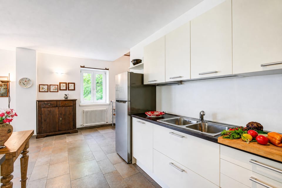 Family Villa, 3 Bedrooms, 2 Bathrooms, Lakeside (Villa Il Paradiso Di Gabri: Lake-View) | Private kitchen