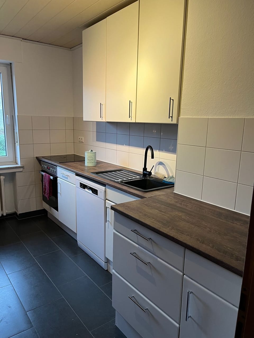 Full-size fridge, microwave, oven, dishwasher