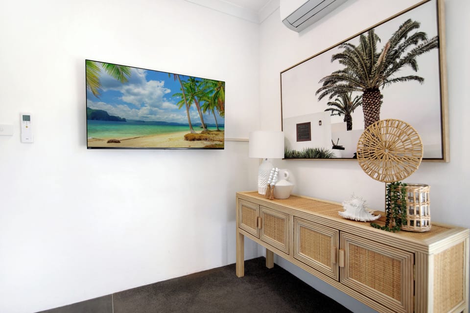 TV &amp; Entrance