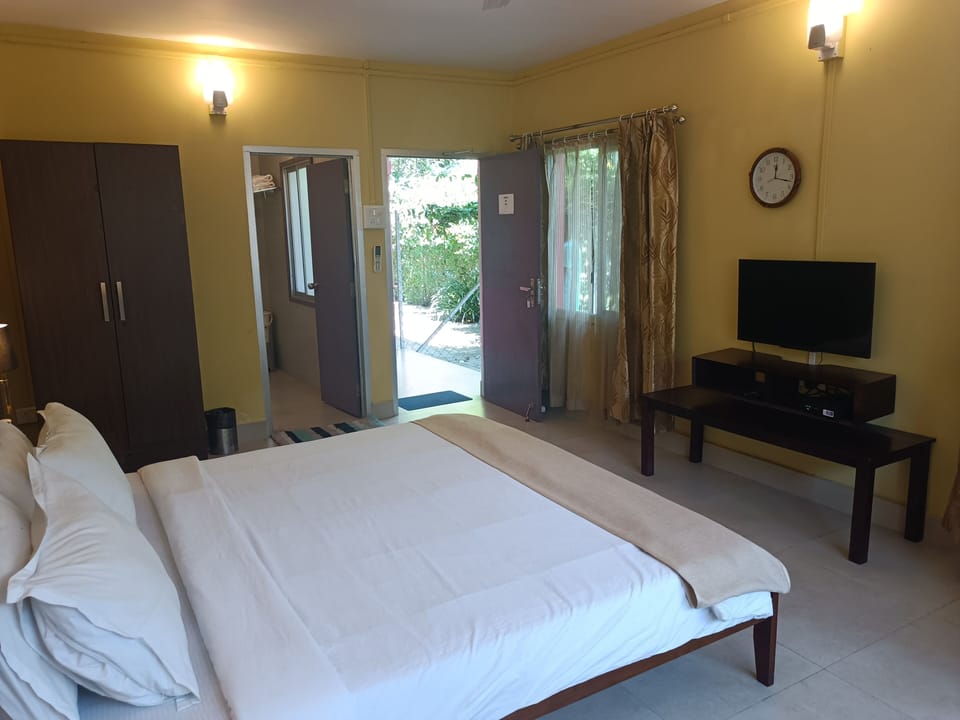 Deluxe Double Room | Desk, WiFi (free), bed sheets