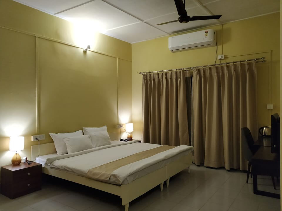 Standard Room | Desk, WiFi (free), bed sheets