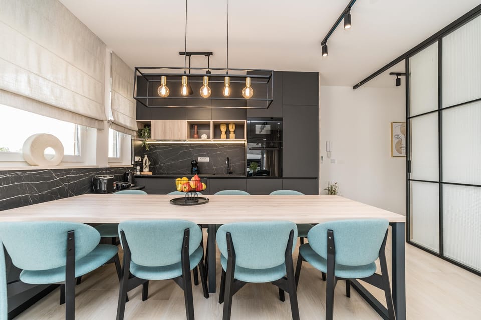 Full-size fridge, microwave, oven, dishwasher
