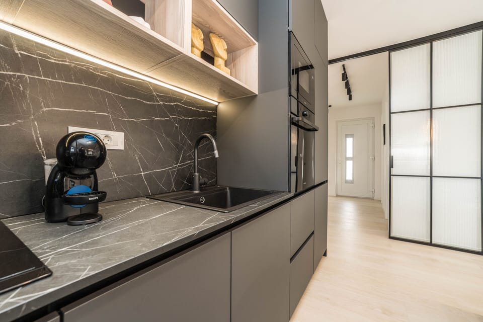 Full-size fridge, microwave, oven, dishwasher