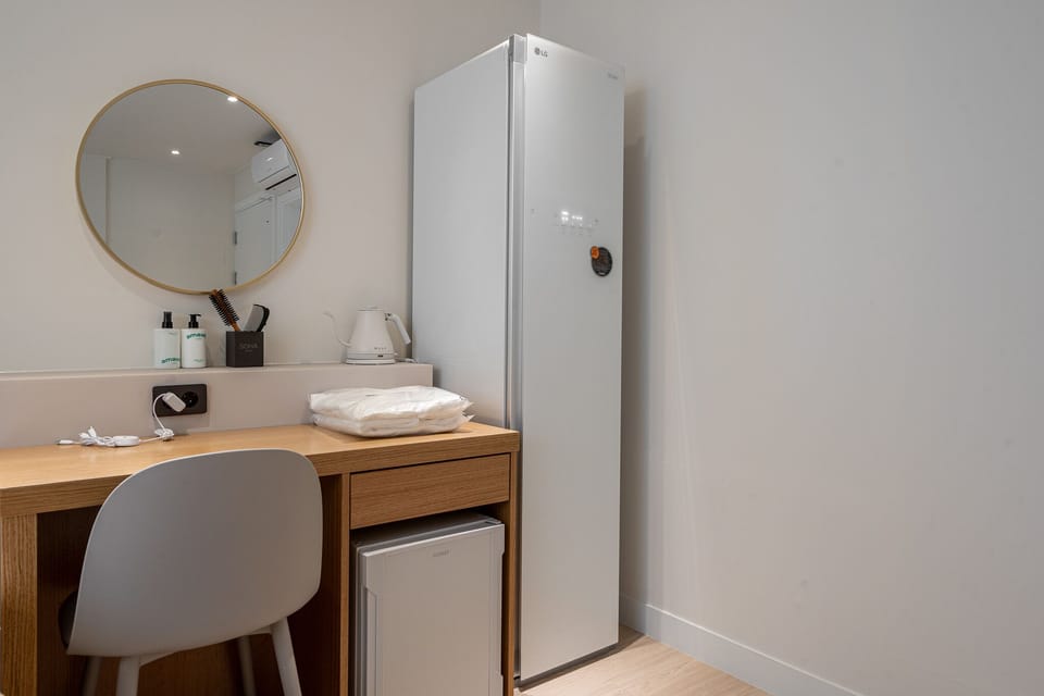 Premium Room | Premium bedding, down comforters, laptop workspace, soundproofing