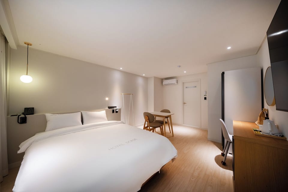 Premium Double Room | Premium bedding, down comforters, laptop workspace, soundproofing