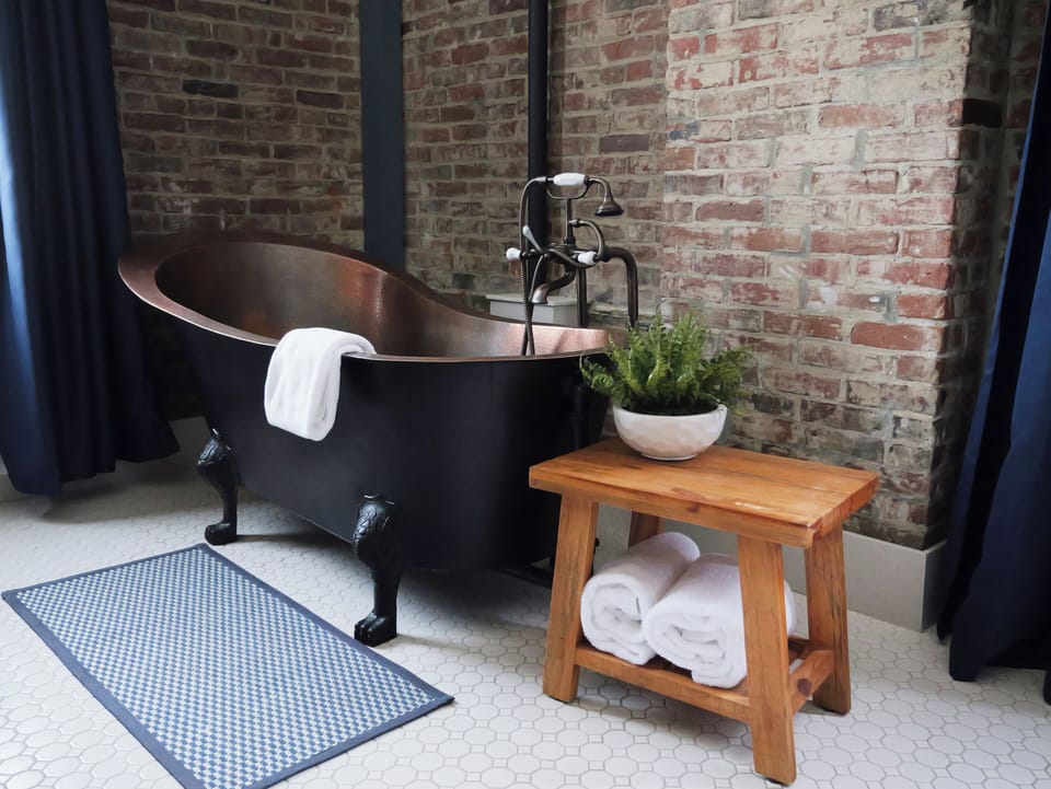 Bright bathroom with a vintage touch.