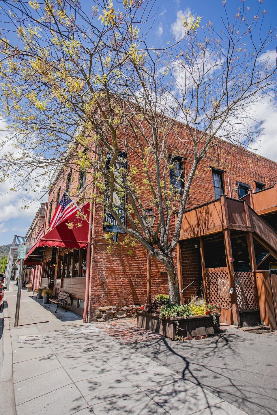 Stay in the heart of Downtown Jacksonville, just a short walk to the Britt Festival. immerse yourself in the vibrant culture and stunning performances.