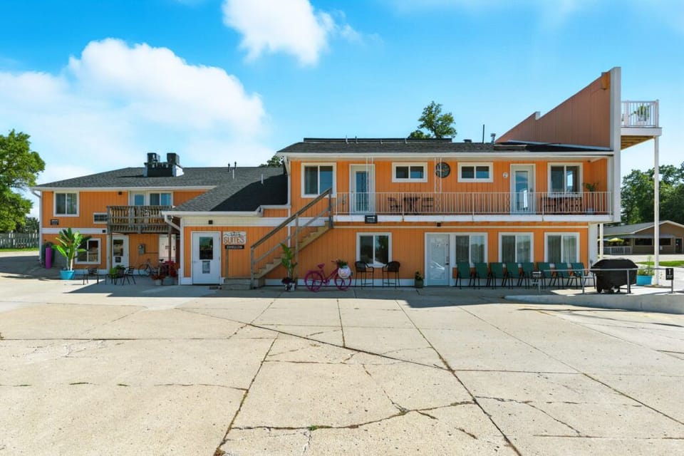 This is Stay Suites building when looking at it from our parking lot. Go to the Hwy side to find your door.