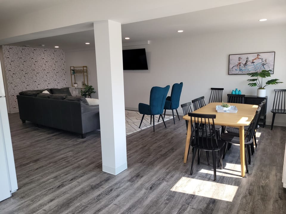 Plenty of space for entertaining. 