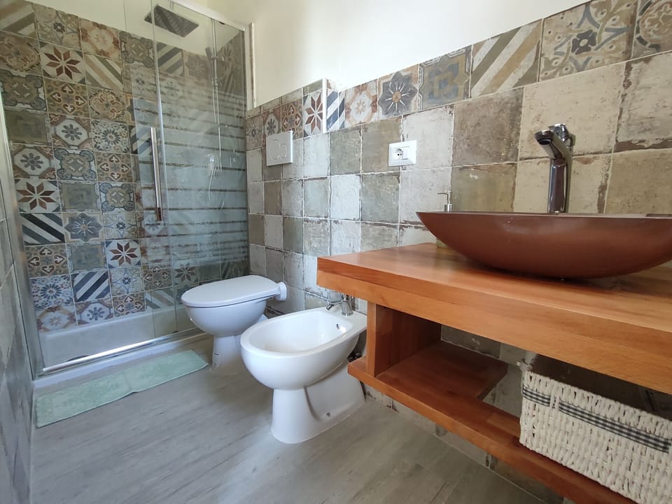 Classic Double or Twin Room | Bathroom | Shower, hair dryer, bidet, towels